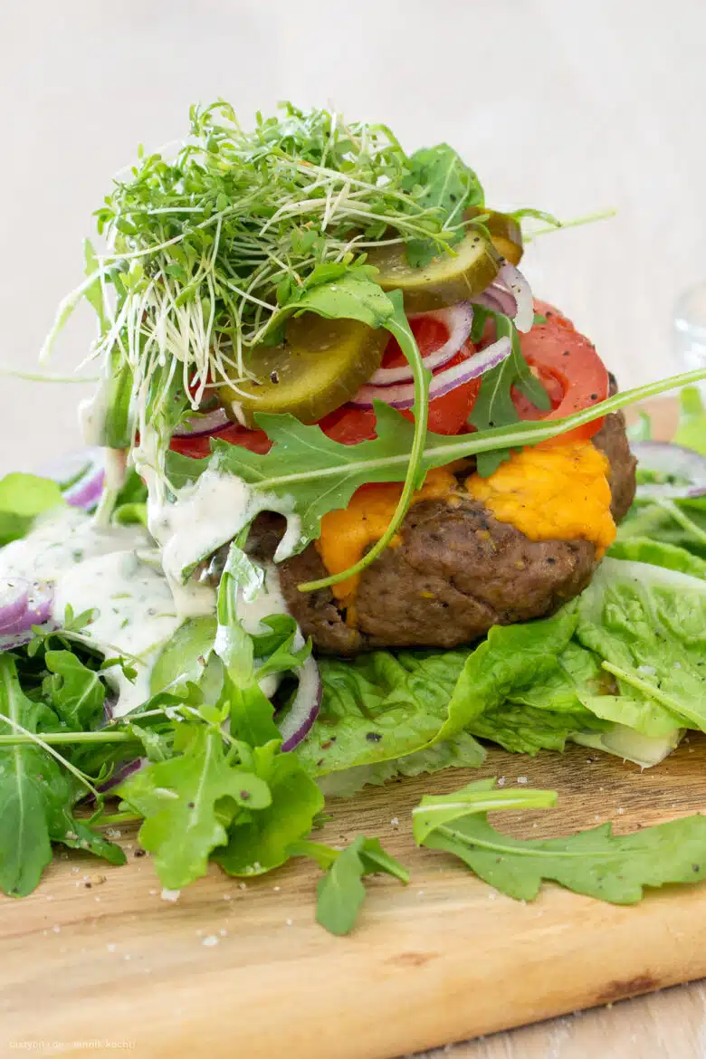 Brotloser Low-Carb Burger
