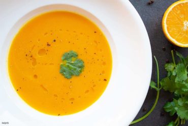 Hokkaidi-Kürbissuppe mit Orange