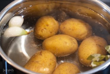 Kartoffeln in Salzwasser kochen