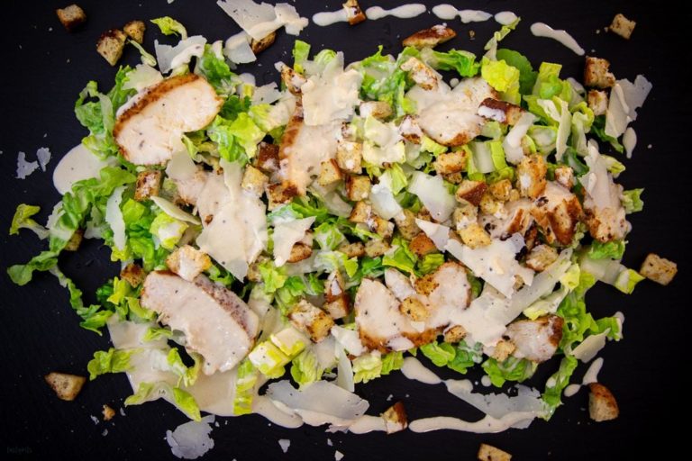 Caesar&amp;#39;s Salad - schnell, einfach &amp; lecker mit Hähnchenfilet und Croûtons