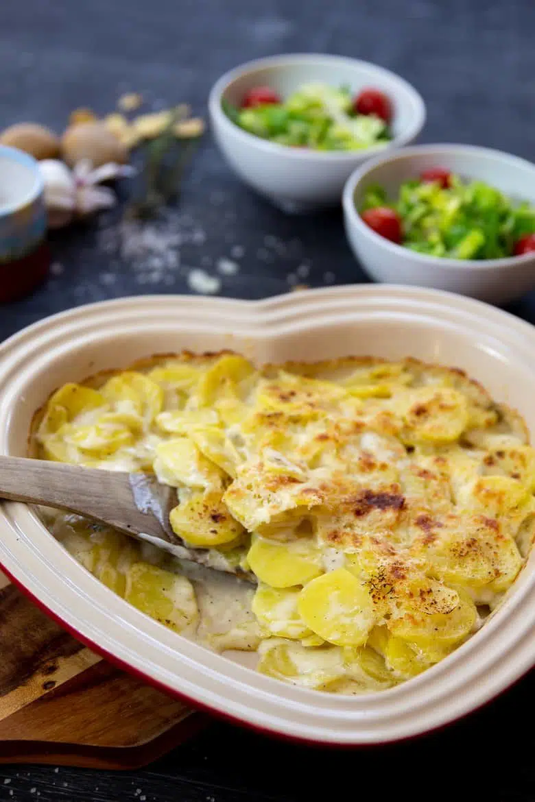 Kartoffelgratin mit Salat