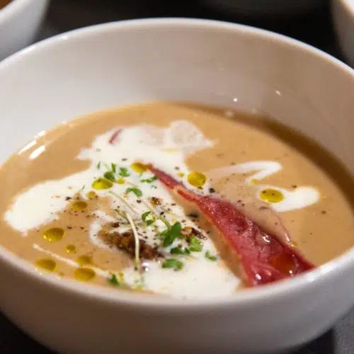 Maronencremesuppe mit Croûtons und Bresaola