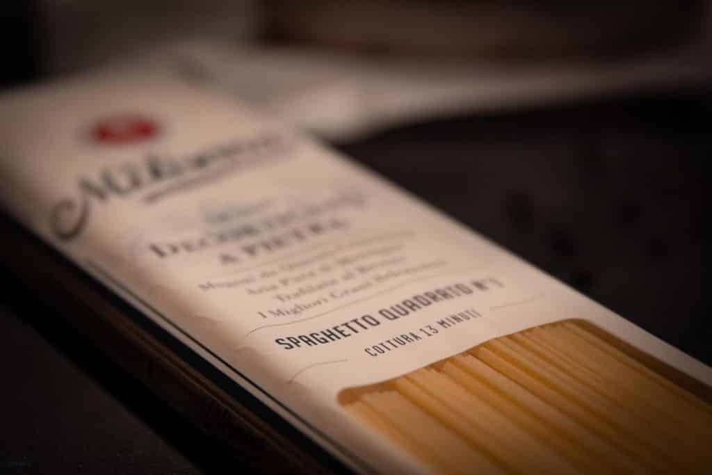 Spaghetti auf Bronzeform gezogen