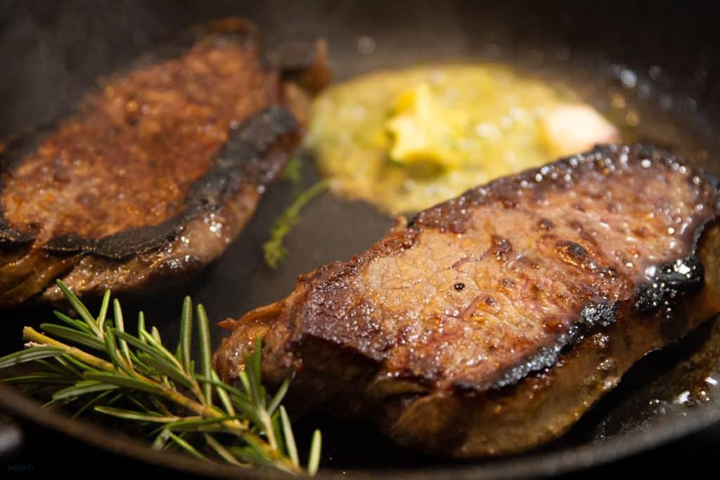 Das perfekte Steak braten ... | Mit Backofen-Pommes &amp; Kräuterbutter