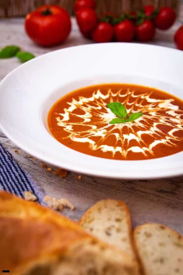 Blitzschnelle Tomatensuppe aus Dosentomaten - mit Sahne &amp; Basilikum!