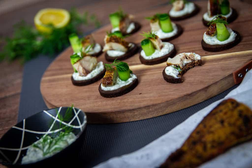 Pumpernickel-Häppchen mit Räucherfisch, Gurke &amp; Dill