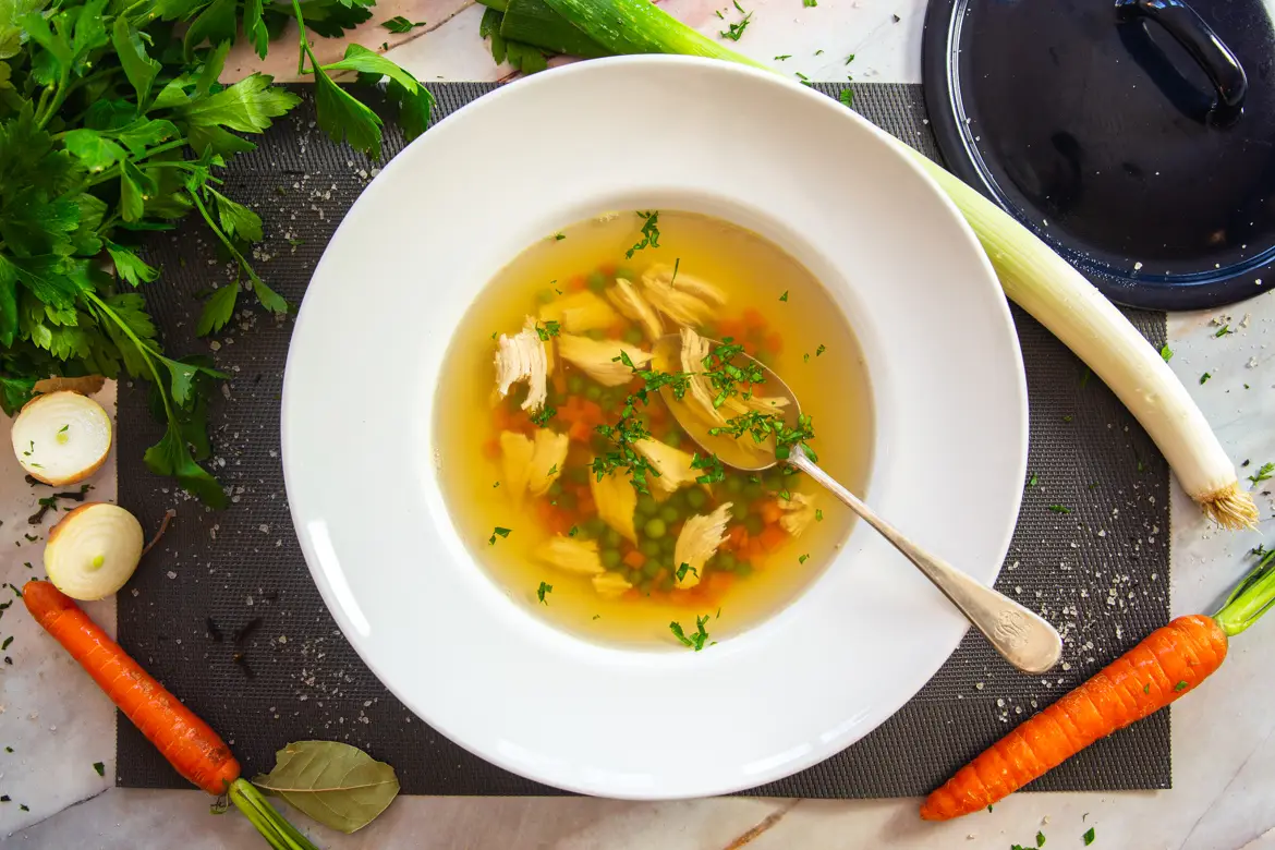 Klassische Hühnersuppe