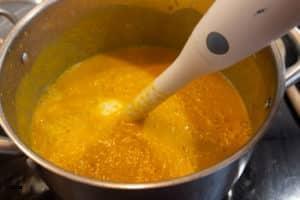 Möhren-Ingwer-Suppe pürieren