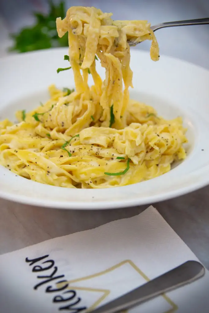 Pasta Alfredo - üppige Sahnesauce mit Butter und Parmesan