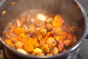 Das Pilzgulasch schmoren lassen