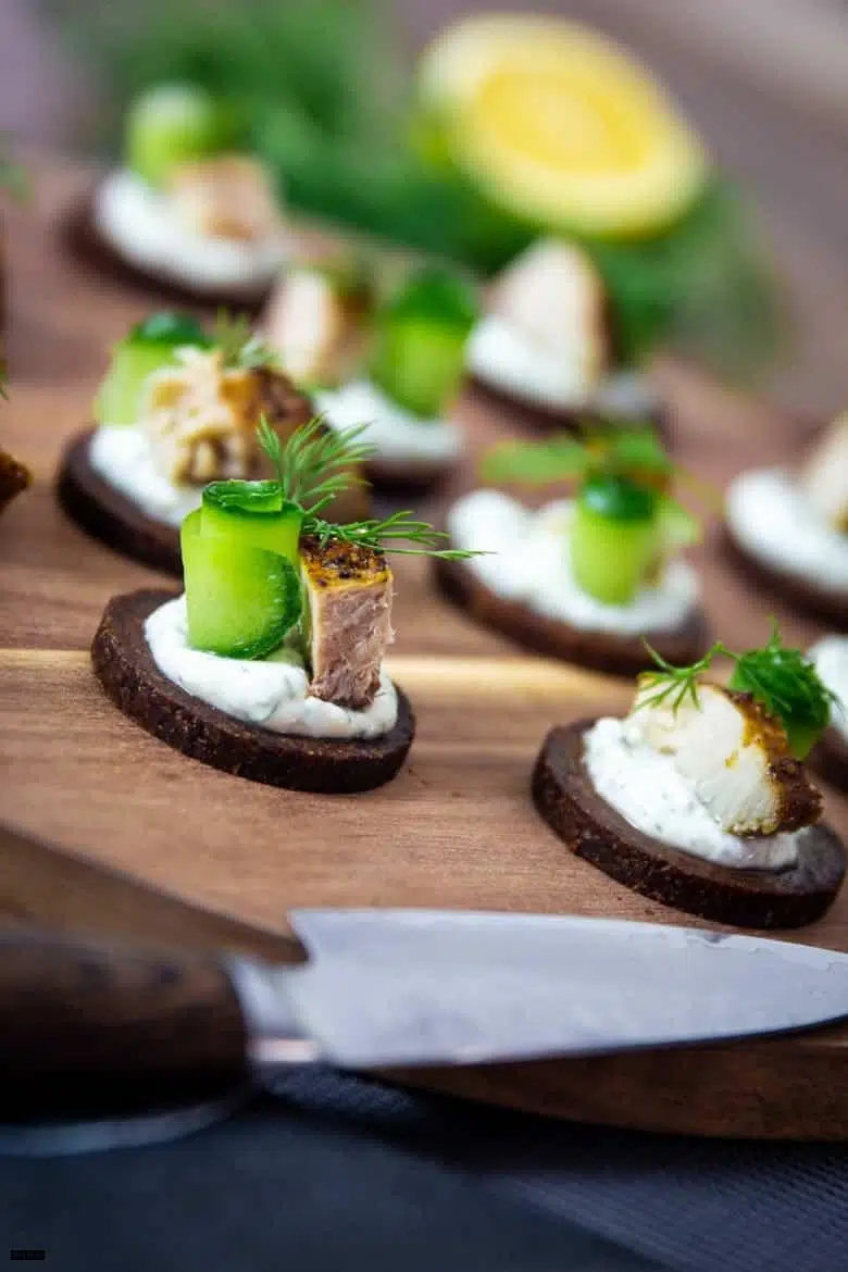 Pumpernickel-Häppchen mit Gurke, Dill & Räucherfisch