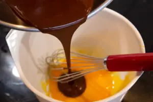 Schokolade mit Eigelb vermengen