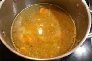 Möhren-Ingwer-Suppe mit Fond ablöschen