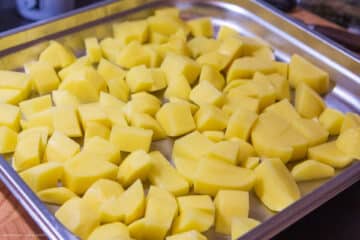 Kartoffeln schälen und schneiden