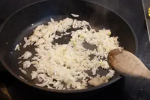 Zwiebeln für Kartoffelsalat andünsten