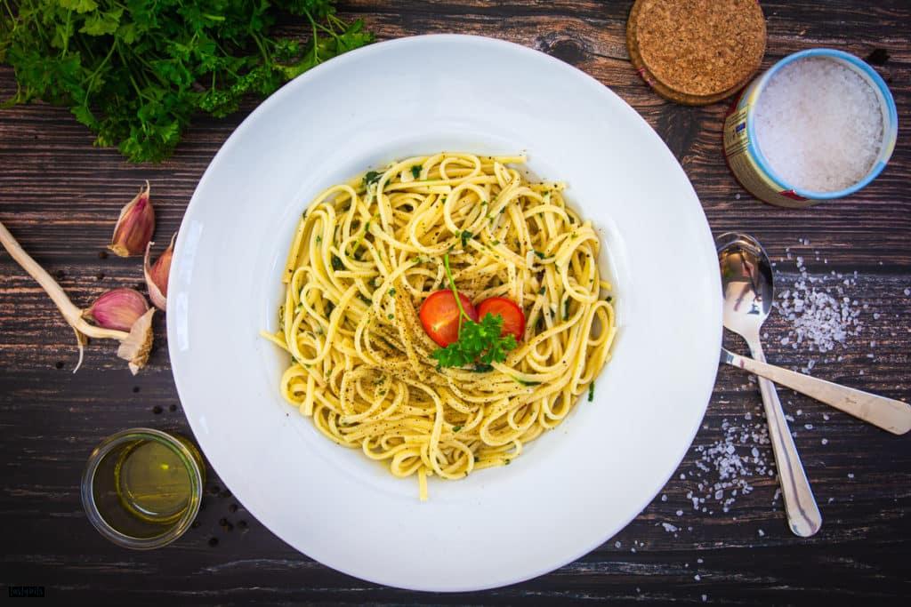 Spaghetti Aglio e Olio | Die 15-Minuten-Pasta mit Knoblauch &amp; Olivenöl