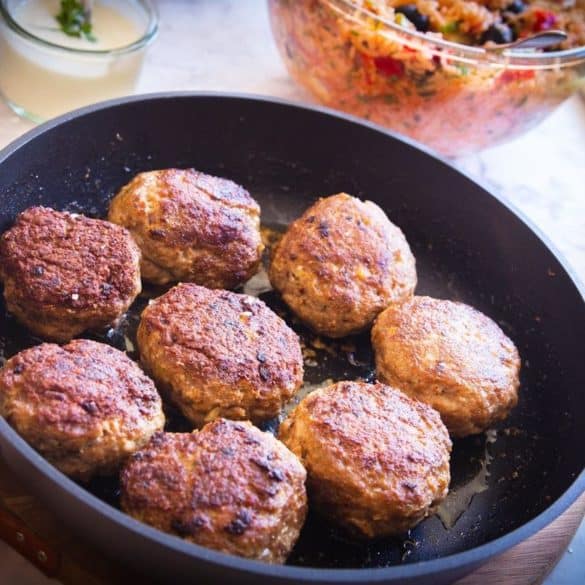 Griechische Bifteki - mit Schafskäse gefüllte Frikadellen | tastybits.de