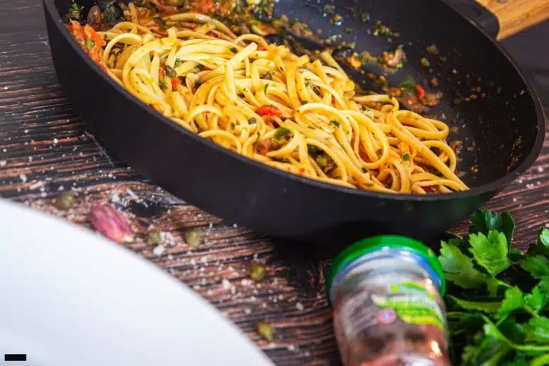 Pasta puttanesca in der Pfanne