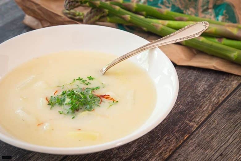Ein Teller Spargelcremesuppe