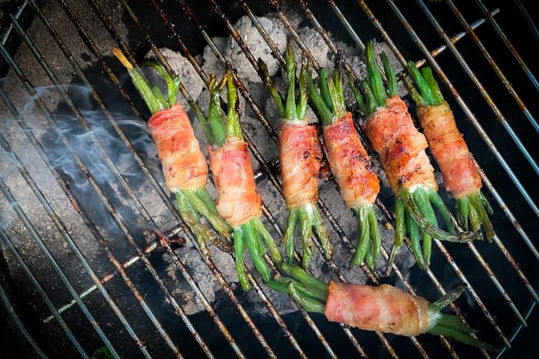 Bohnen im Speckmantel auf dem Grill