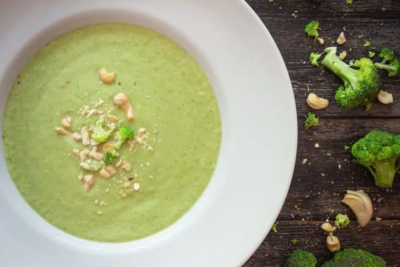 Brokkoli-Cremesuppe mit Cashews