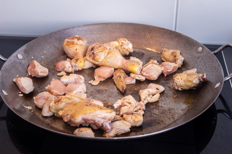 Huhn für Paella anbraten