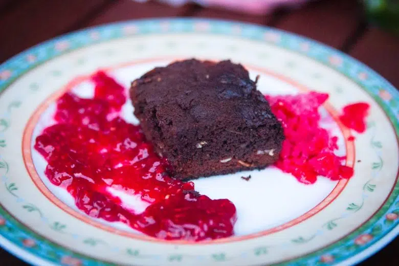 Schokoladenbrownie mit Himbeere