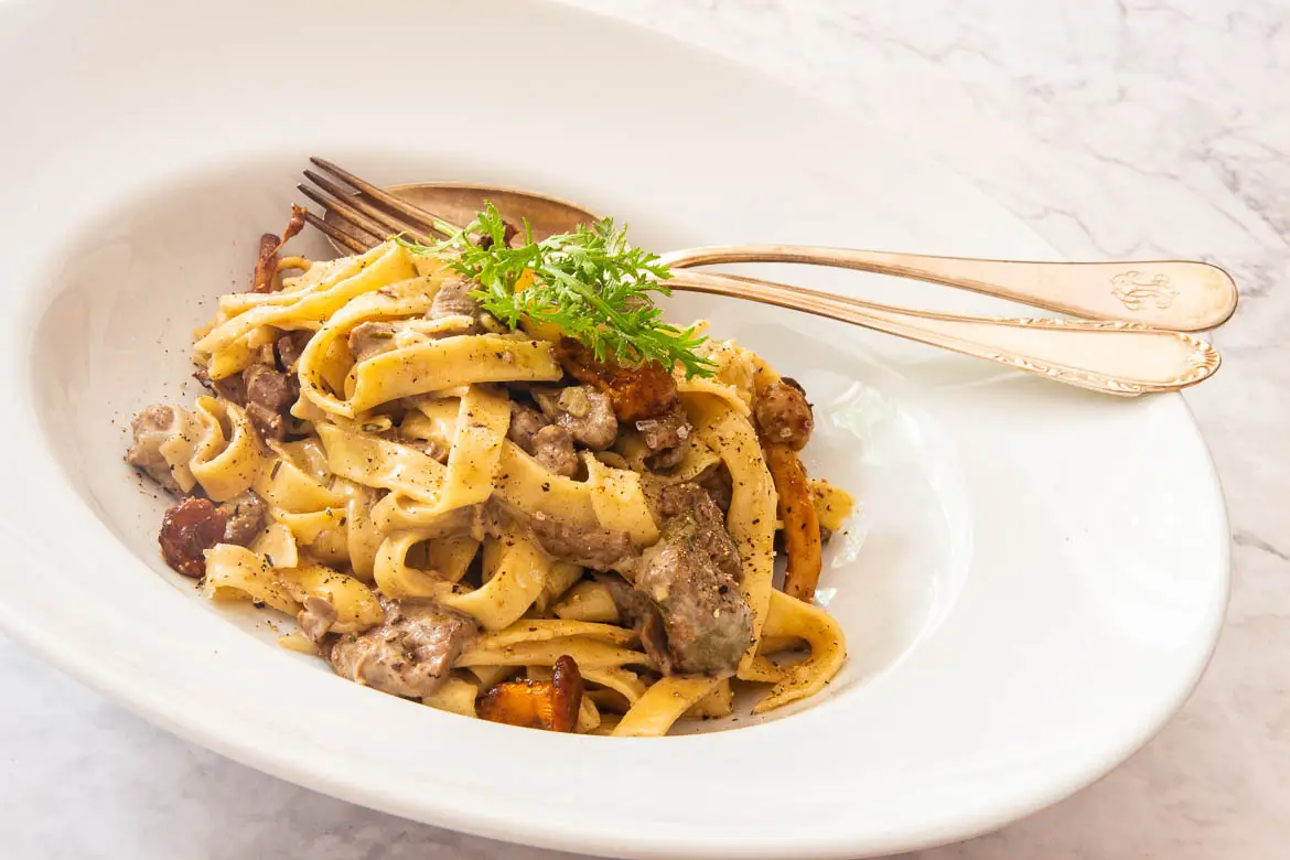 Bandnudeln mit Rinderfilet, Pilzen &amp; Weißwein-Sahne-Sauce | tastybits.de