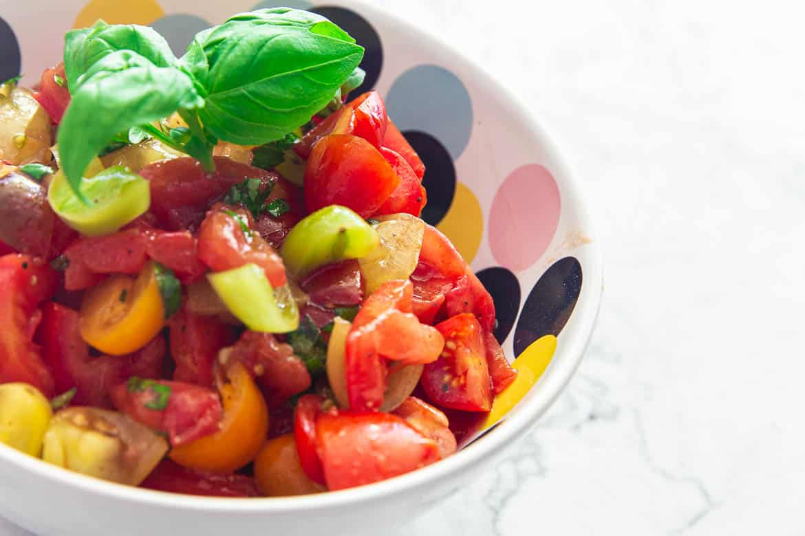 Der ultimativ-beste, einfache &amp; schnelle Tomatensalat (aus nur 7 Zutaten)!