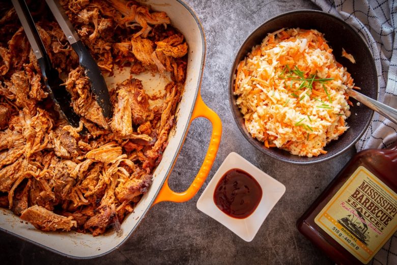 Sous-vide Pulled pork mit Beilagen (Coleslaw und BBQ-Sauce)