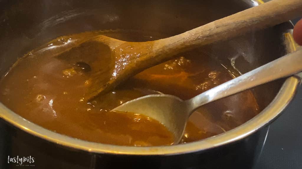 Dunkle Soße selber machen - das Grundrezept für Bratensauce | tastybits