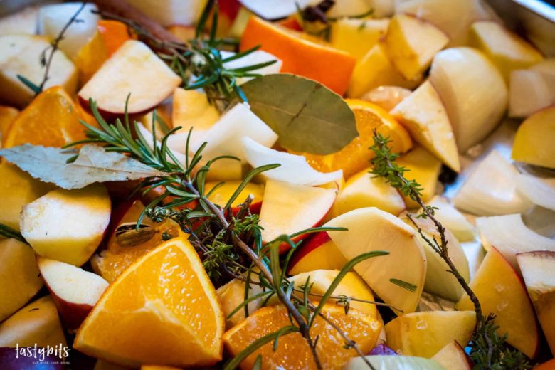 Zwiebeln, Äpfel, Orange & Gewürze als Füllung