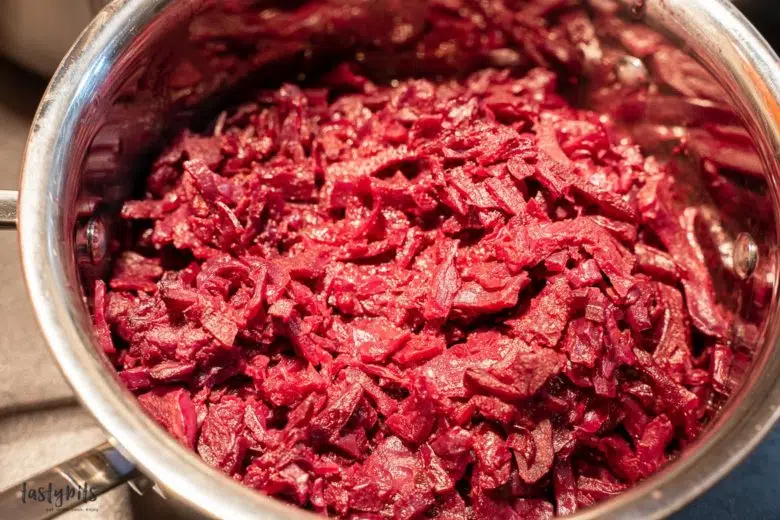 Klassischer Rotkohl im Topf