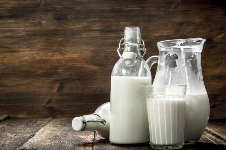 Milch in verschiedenen Flaschen und Gläsern