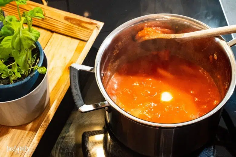 Tomaten am Topfrand zerdrücken
