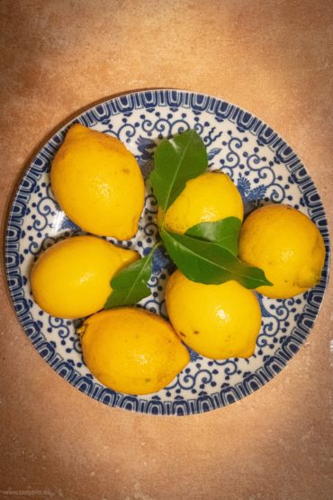 Frische Zitronen einlegen