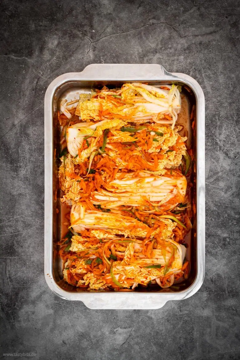 Kimchi - Kohl mit Marinade einreiben