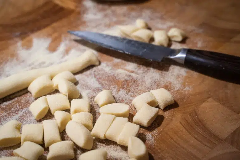 Teigrollen in Stücke schneiden