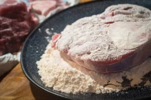 Ossobuco in Mehl wenden