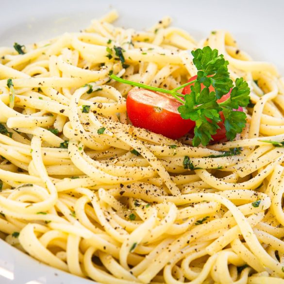 Spaghetti aglio e olio - meine Lieblingspasta mit Knoblauch &amp; Olivenöl!