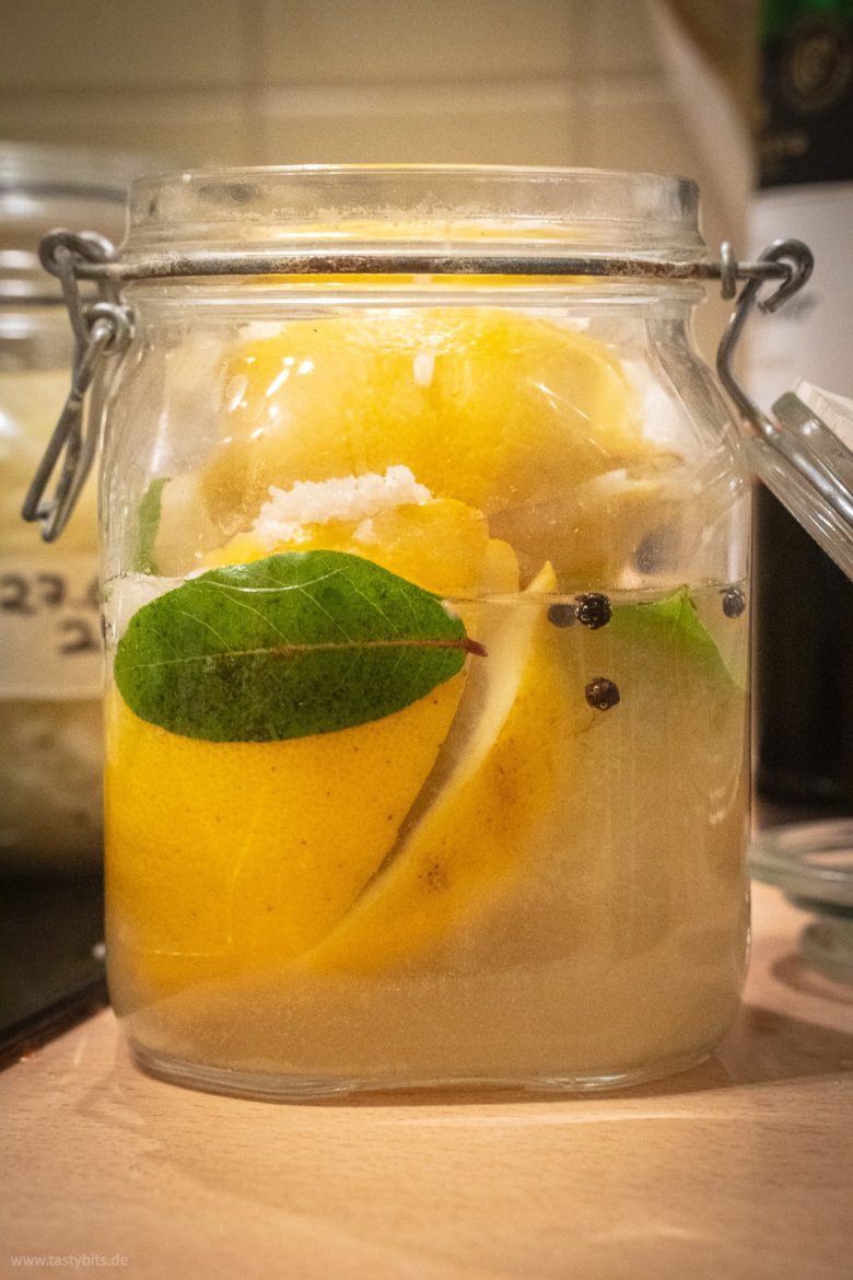 Salzzitronen mit Zitronensaft und Wasser auffüllen