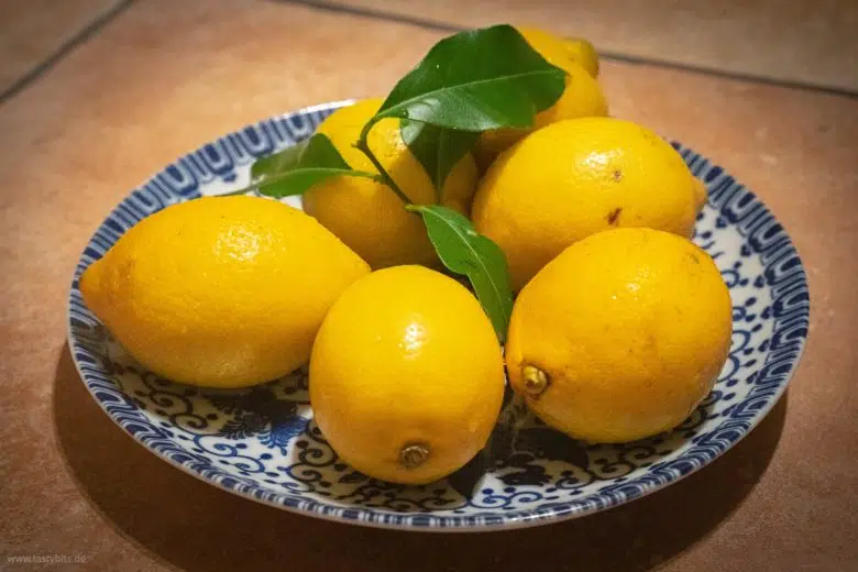 Ein Teller voller Zitronen