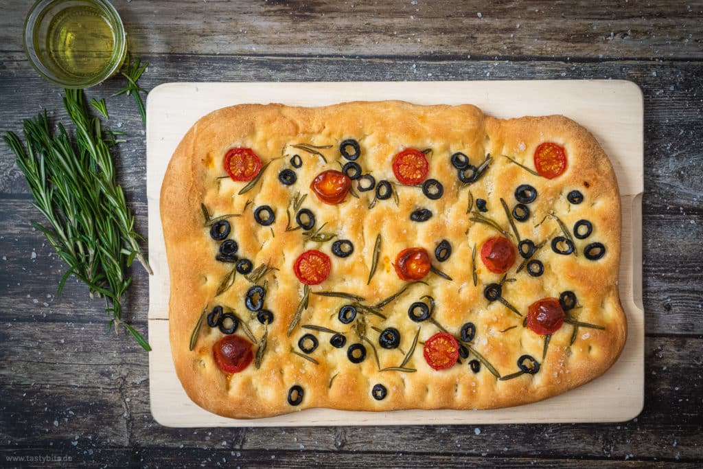 Focaccia selber backen - mit Tomaten, Oliven &amp; Rosmarin! | tastybits.de