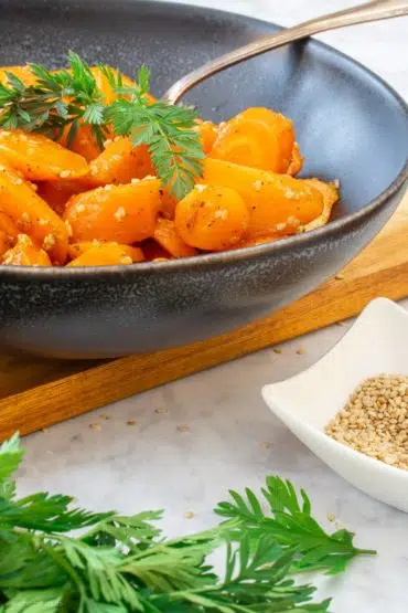 Karamellisierte Karotten mit Sesam