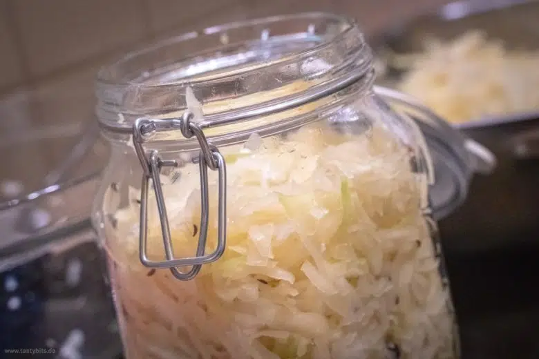 Sauerkraut in Gläser füllen