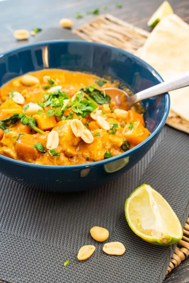Afrikanischer Erdnusseintopf mit Hähnchen
