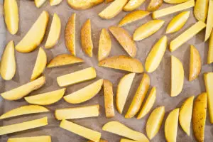 Pommes auf ein Backblech legen