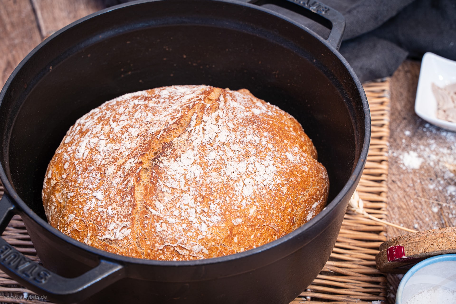 Schnelles Brot backen - das Rezept mit NUR 4 Zutaten | tastybits.de
