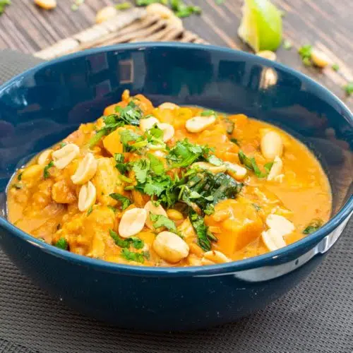 Afrikanischer Erdnusseintopf mit Hühnchen &amp; Süßkartoffel | tastybits.de