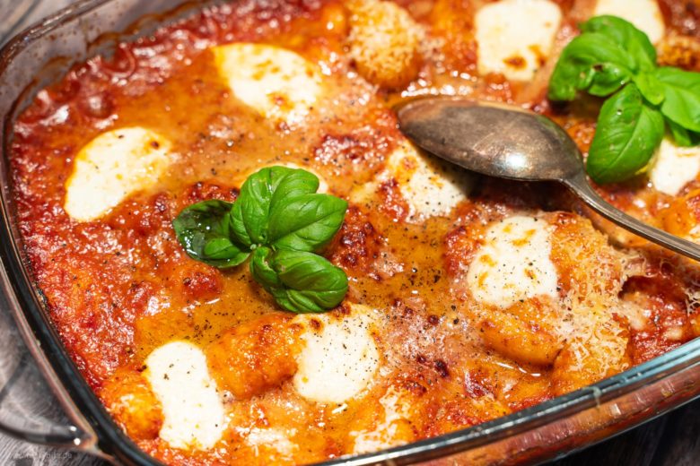 Gnocchi-Auflauf mit Mozzarella und Parmesan überbacken